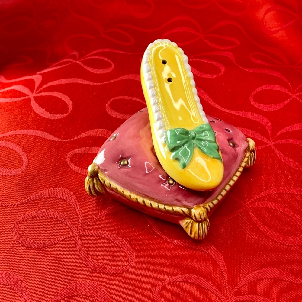Collectible Fitz and Floyd Cinderella shoe salt and pepper